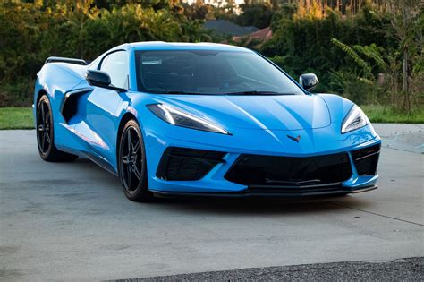 Veduta frontale e laterale di una Chevrolet Corvette Stingray C8 in pista