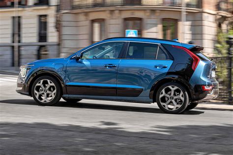 Kia Niro parcheggiata in un ambiente innevato con focus sugli pneumatici