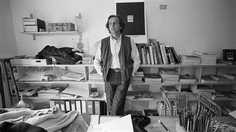 Massimo Osti al lavoro nel suo studio