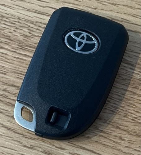 illustrazione tecnica di una chiave intelligente Toyota e relativo sistema di accensione