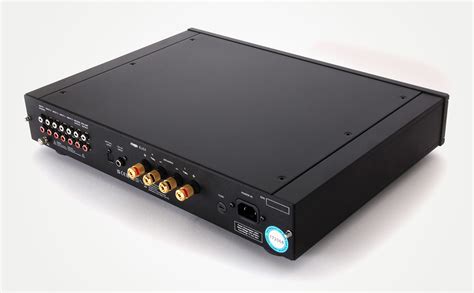 Pannello posteriore di un amplificatore con ingressi e uscite