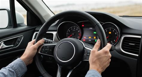 Cruscotto auto con spia chiave inglese accesa