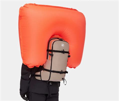 Vari modelli di zaini airbag da valanga esposti