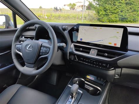 Interni Lexus UX con plancia digitale e schermo multimediale