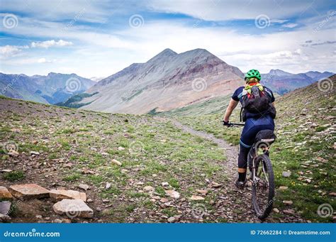 Ciclista in mountain bike su sentiero alpino