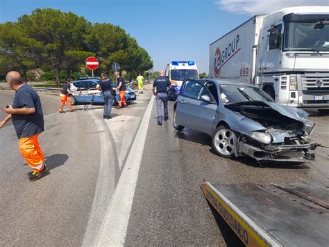 Foto di un incidente stradale con coinvolgimento di un veicolo straniero