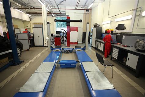Una moderna officina meccanica con auto sollevate sui ponti