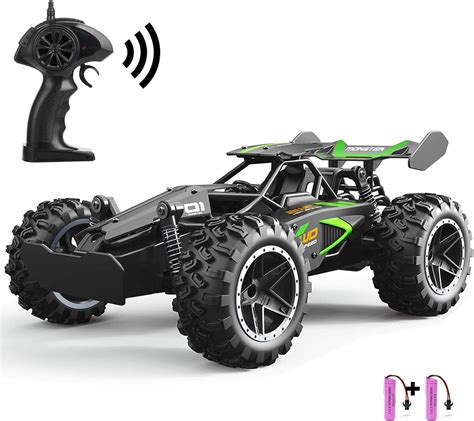 Macchina radiocomandata 4x4 in azione su terreno sterrato