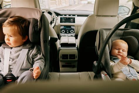 Bambino in un seggiolino auto moderno