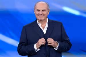 Gerry Scotti alla guida di una Porsche 356 rossa
