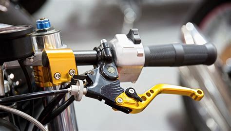 Meccanico controlla frizione moto