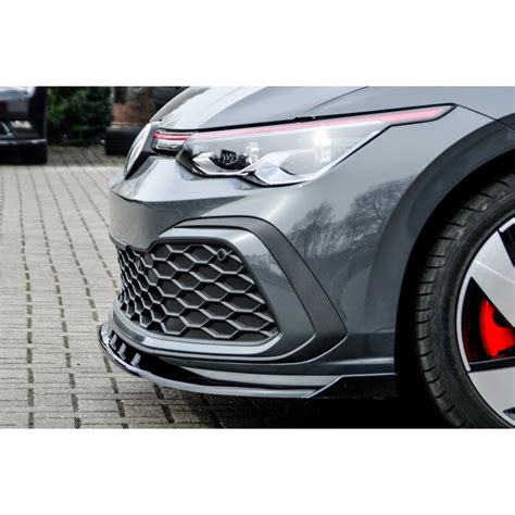 Volkswagen Golf GTI con sottoparaurti sportivo
