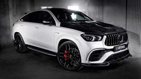 Vista frontale aggressiva di una Mercedes-AMG GLE 63 S Coupé su un passo di montagna
