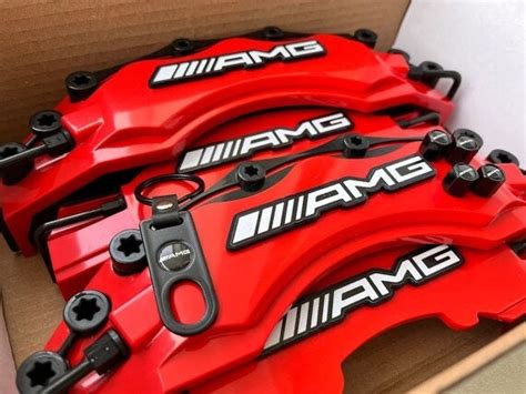 Dettaglio dei freni carboceramici AMG con pinze verniciate in rosso