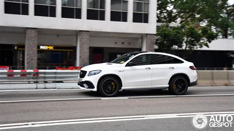 Mercedes-AMG GLE 63 S Coupé parcheggiata in un contesto urbano moderno al tramonto
