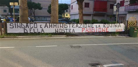 Edificio comunale di Bacoli con striscione contro le truffe
