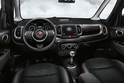 Interni di una Fiat 500L con evidenziato il quadro strumenti