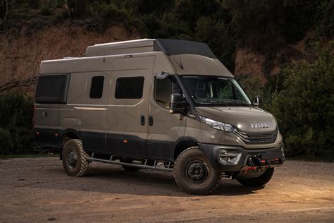 Camper 4x4 su terreno montuoso