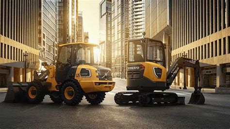 confronto visivo tra escavatore Volvo e Kubota in cantiere