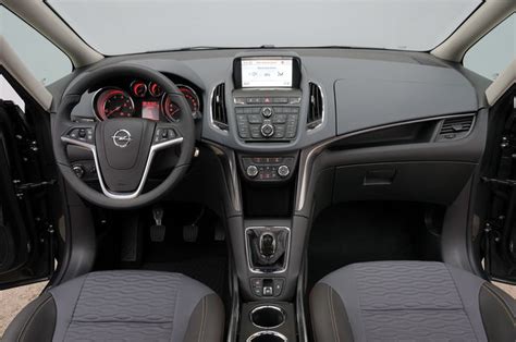 Dettaglio degli interni della Opel Zafira Tourer con plancia e sedili