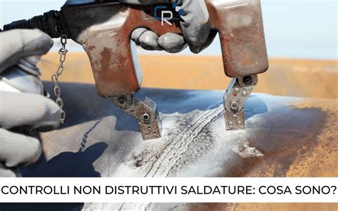 Tecnico che esegue un controllo diagnostico su un'auto