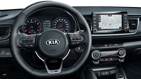 Interni Kia Rio GT Line: Volante sportivo e leva del cambio in pelle