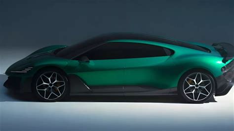 Hypercar elettrica in accelerazione