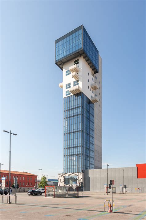 Rendering della Hybrid Tower Mestre con il suo maxischermo a LED