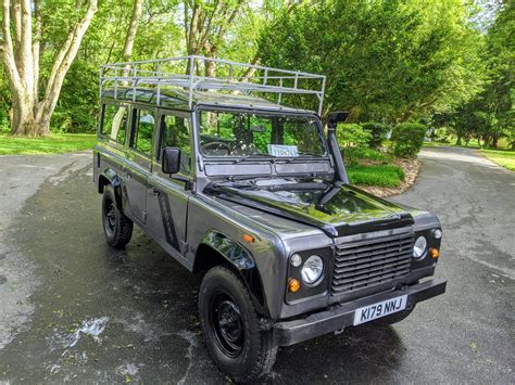 Land Rover Defender 200 TDI in un paesaggio rurale