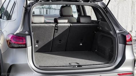 Interno bagagliaio Mercedes GLA illuminato