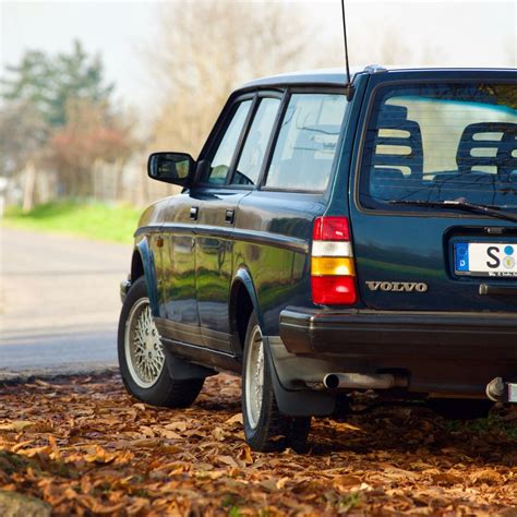 Volvo 240 Polar in primo piano con sfondo paesaggistico