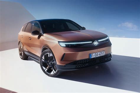 Veduta frontale di una moderna Opel Grandland con la caratteristica calandra Vizor