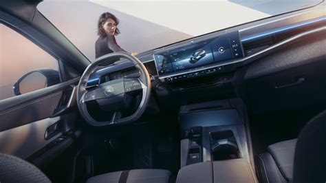 Interno dell'abitacolo di una Opel Grandland focalizzato sul display del Pure Panel