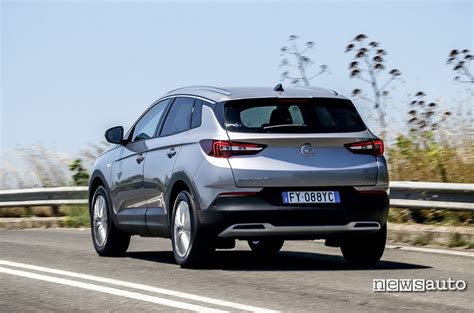 Vista posteriore dell'Opel Grandland che mostra il design dei gruppi ottici a LED