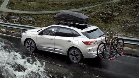 Ford Kuga con accessori di trasporto sul tetto
