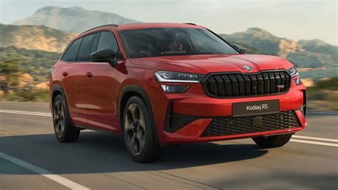 Skoda Kodiaq RS in movimento su strada panoramica