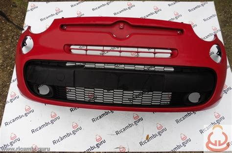 Dettagli esterni Fiat 500L: paraurti con barre cromate e nuovo logo