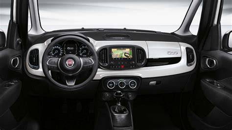 Interni Fiat 500L: plancia, volante e dettagli