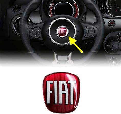 Dettaglio volante Fiat 500L con logo Fiat rosso