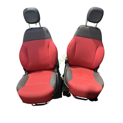 Sedili interni rossi Fiat 500L con texture a cannelloni