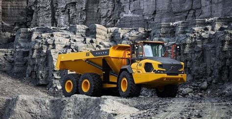 Dumper articolato Volvo in un cantiere difficile