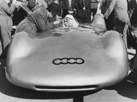 Ferdinand Porsche con i primi prototipi del Maggiolino