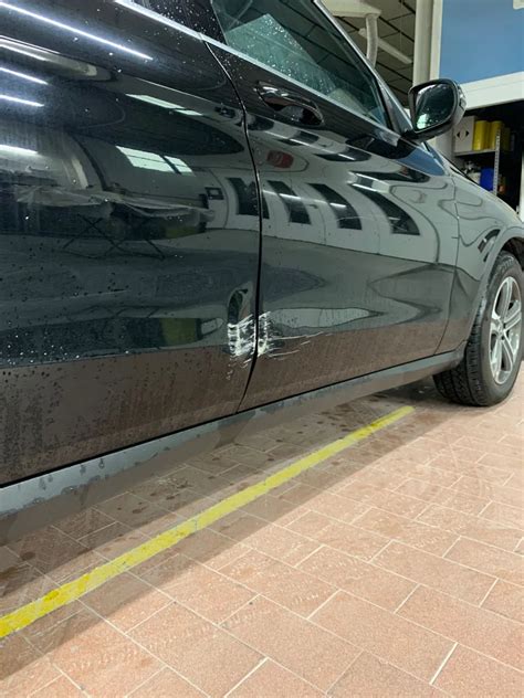 dettaglio di una carrozzeria auto con graffi superficiali e profondi