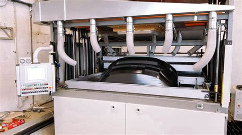 tecnico specializzato che utilizza un banco di raddrizzatura professionale