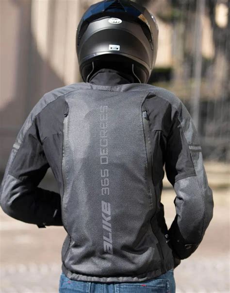 Motociclista con airbag integrato