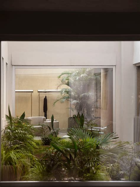 Dettaglio di un'Audi moderna in uno showroom