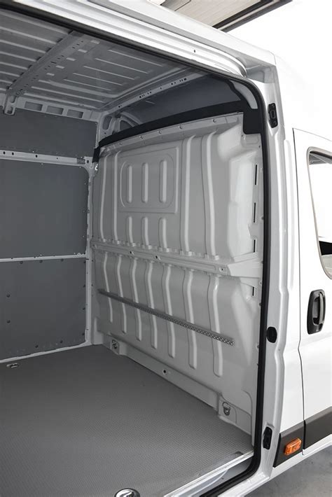 Dettaglio tecnico del vano di carico di un Ducato allestito