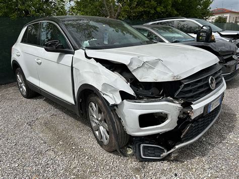 auto incidentata in officina pronta per la riparazione