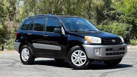 Visualizzazione interna Toyota RAV4 (2003) con navigatore moderno