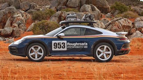 Porsche 911 Dakar che attraversa il deserto con pneumatici Pirelli